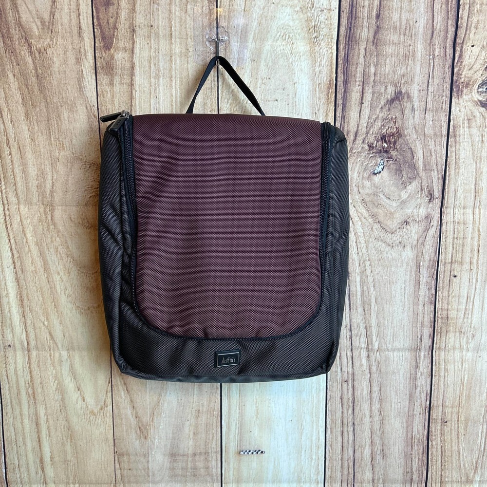 *REI Travel Hygiene Bag